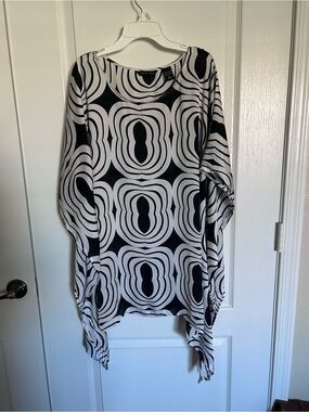 New York & Company Black and White Long Sleeve Geometric Tunic